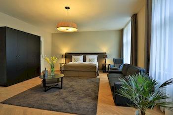 & Apartahotel