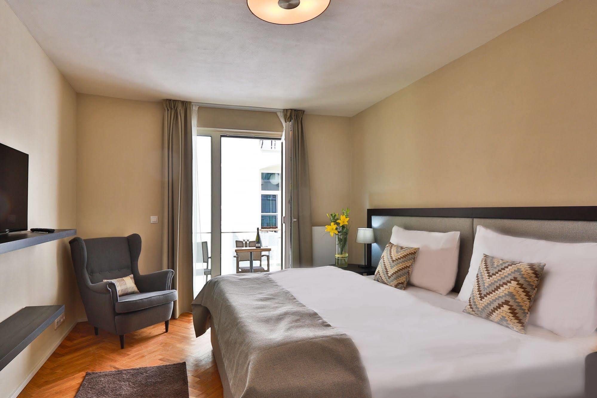 Apartahotel & Praga